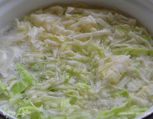 В 3 литра кипящей воды положить картофель и капусту, варить 15 минут.