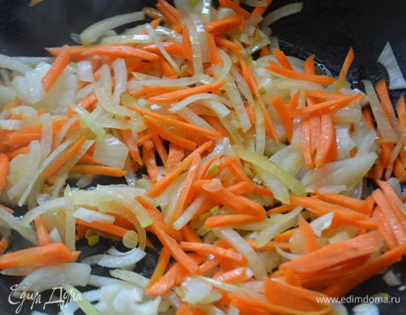 Лук порезать полукольцами, морковь соломкой. Обжарить овощи на 2 ст. л. растительного масла 5 минут.