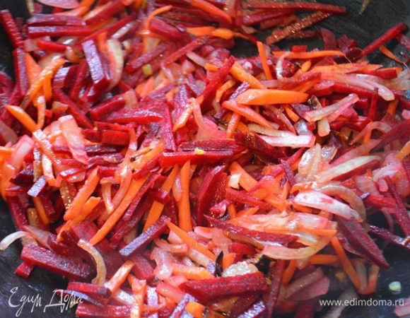 Добавить свеклу соломкой и уксус, тушить 20 минут.