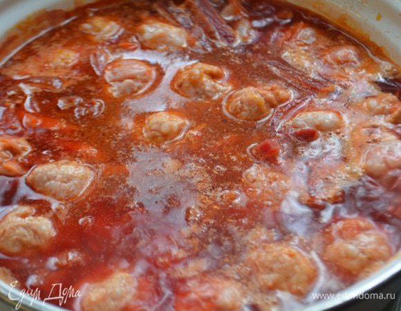 Фарш посолить, добавить специи, слепить фрикадельки. В кастрюлю выложить зажарку, фрикадельки и лавровый лист. Проварить 5-7 минут.