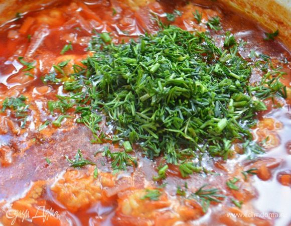 В конце добавить чеснок через пресс, зелень, специи и сахар.