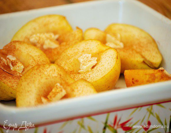 Груши разрезать пополам, чайной ложкой удалить сердцевину, выложить в форму для запекания. Сливочное масло разрезать на 6 равных частей и разложить в углубления. Присыпать корицей. Запекать 5 минут при температуре 190 градусов. 