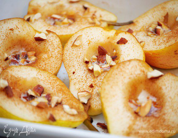 Достать груши из духовки. Присыпать миндалем и запекать еще 5 минут. 