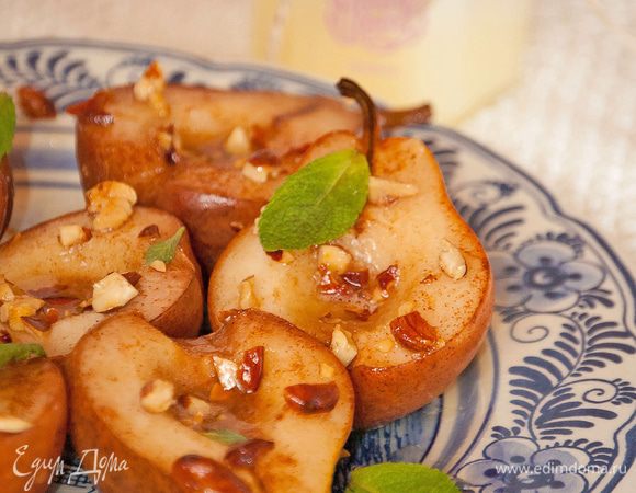 Груши выложить на тарелку, полить жидким медом. Приятного аппетита! 