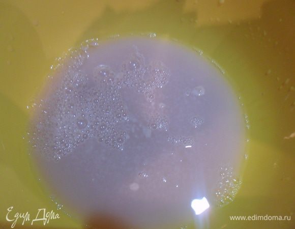 В теплой воде развести дрожжи и сахар.