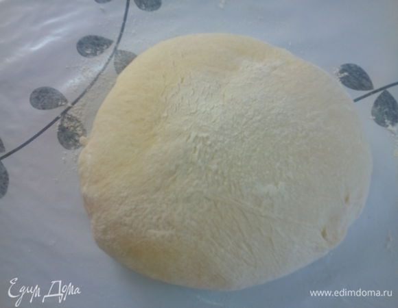 Месить пока тесто не станет гладким и не будет приставать к рукам. Накрыть и оставить на минут 40-50, чтобы подошло.
