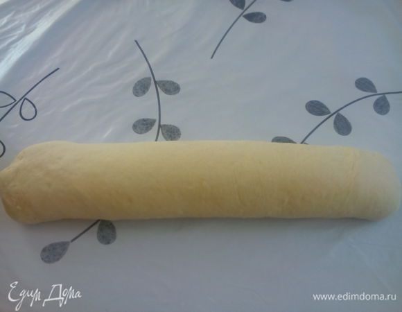 Свернуть рулетом, края подогнув во внутрь. Накрыть легким полотенцем и оставить на 25 минут.