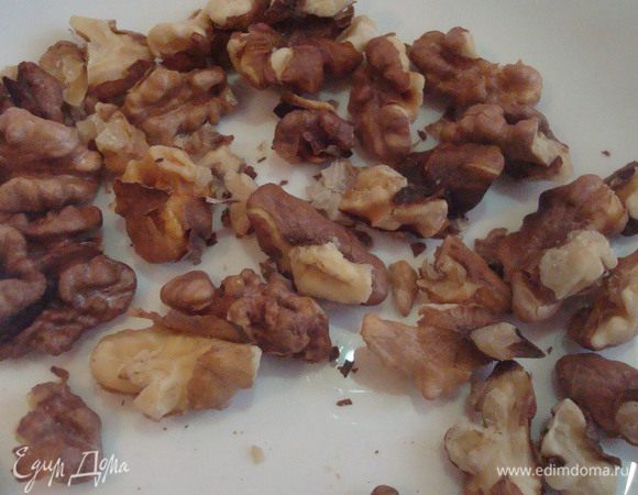 Орехи поджарить на сухой сковороде и очистить от кожицы.
