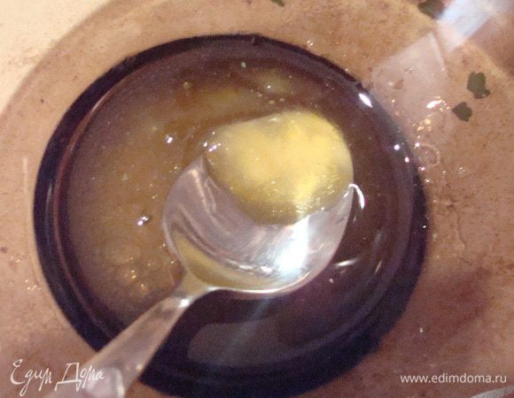 Сделать заправку смешав мед, лимонный сок и оливковое масло.