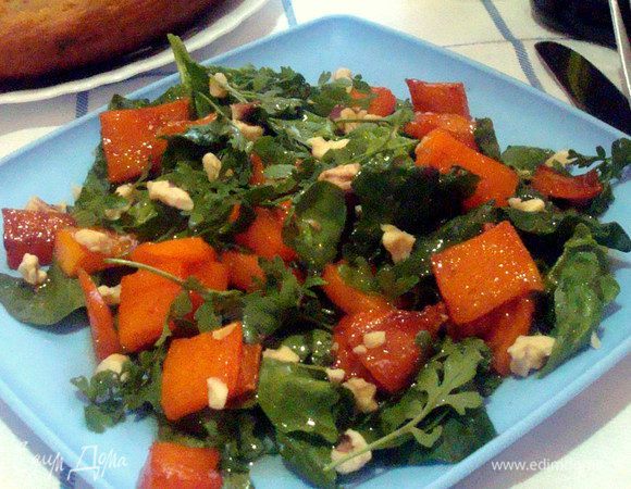 Шпинат и руколу помыть и обсушить, смешать с тыквой и полить заправкой. Присыпать орехами. Приятного аппетита!