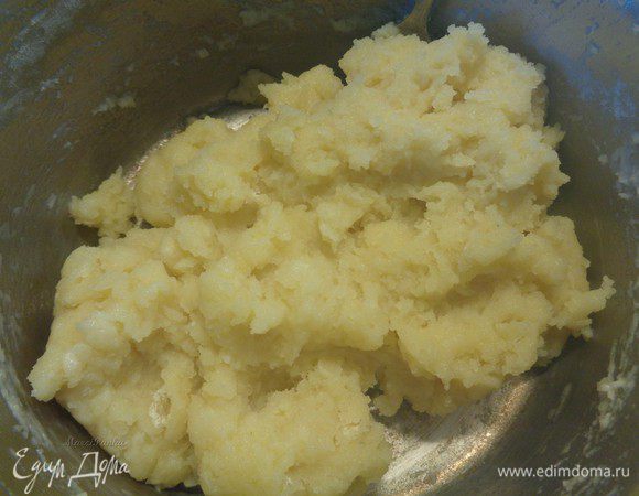 Молоко вылить кастрюльку, добавить масло, сахар, соль и когда смесь закипит, огонь выключить и при частом помешивании постепенно всыпать стакан муки. Размешать до однородного состояния.