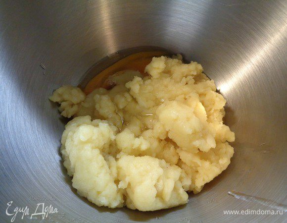 Переложить смесь в миску и, когда она немного остынет, добавить яйцо. Хорошенько все вымешать, постепенно подсыпая муку. Муки может уйти больше или меньше, чем указано в рецепте. Ориентируйтесь по консистенции теста.