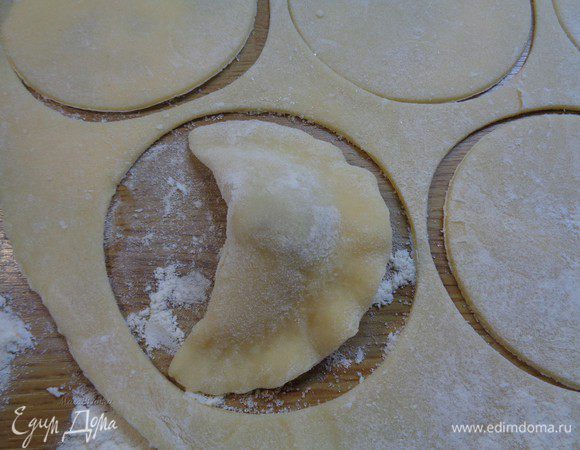 Как лепить "косичку". Вначале хорошенько защипить края вареника (пальцы обмакивать в муку).