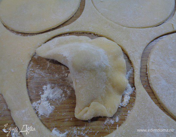 Берем новый кусочек теста и опять подворачиваем его наверх, одновременно подкручивая как бы.