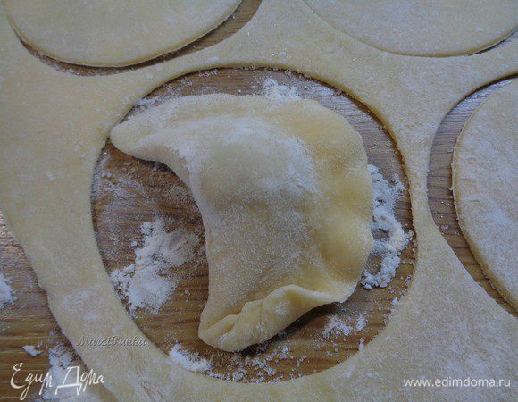 Повторяем опять, двигаясь вдоль каемочки вареника.