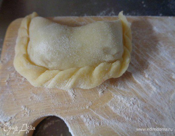 И так по всей окружности вареника. В итоге получается красивая "косичка"