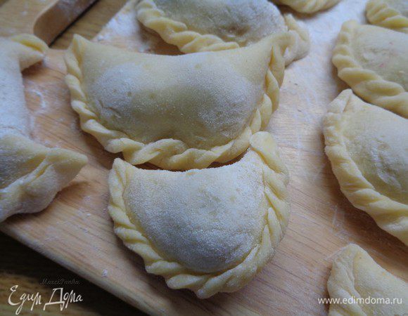 Как только налепили на поднос, сразу же убираем в морозильник. И лепим из второй части теста варенички, защипывая "косичкой".