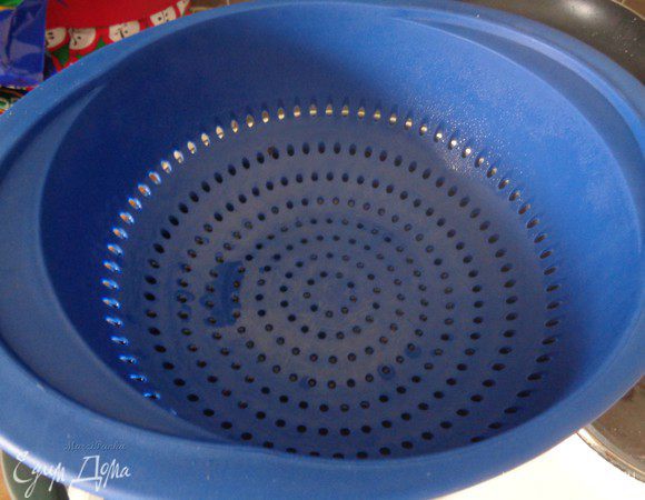 Когда вареники заморозились или охладились, можно готовить. В этом случае наша ягода не потечет и эстетический вид не пострадает. Для готовки на пару: закипятим в кастрюле подсоленную воду. Когда вода закипит, установим сверху сито.