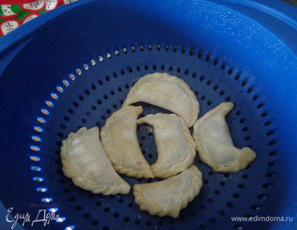 И порциями сварим вареники под крышкой примерно 7 минут. Не кладите больше вареников, чем помещается в сито, т.к. они могут слипнуться.