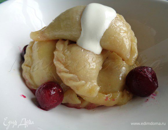 Готовые вареники полить растопленным сливочным маслом. Подавайте со сметаной (можно добавить сахар). Украсьте вишней.