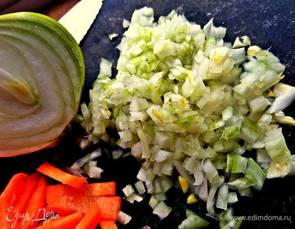 Для тефтелек мелко рубим лук.