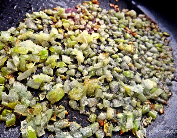 И обжарим немного в оливковом масле.