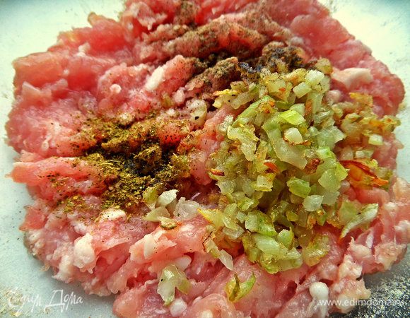 Фарш соединяем с луком, солим, перчим.