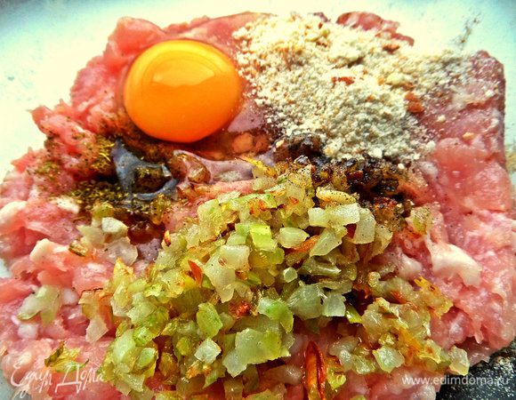 Вбиваем яйцо и немного сухарей внутрь, если фарш слишком нежный.