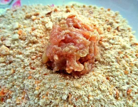 Фарш отщипываем и окунаем в домашние сухари.