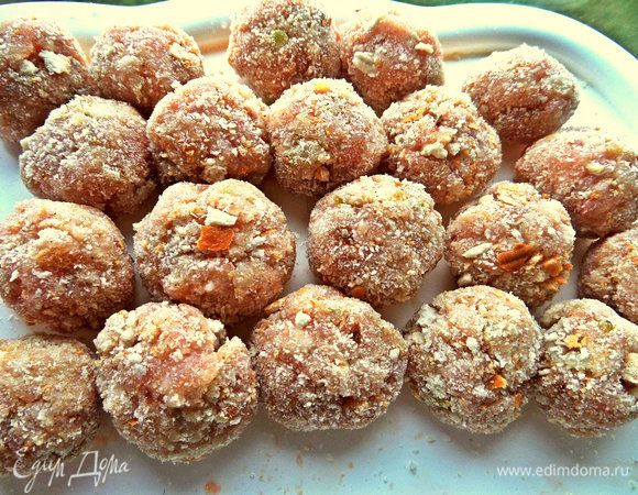 Катаем шарики размером с грецкий орех.