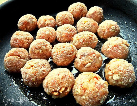 Обжариваем тефтельки со всех сторон в оливковом масле.
