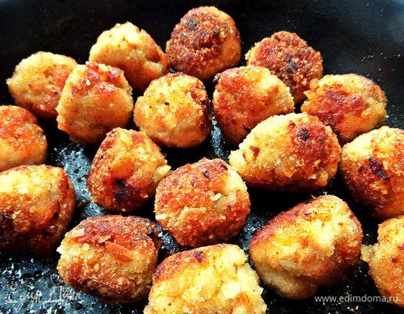 Потом накрываем крышкой и немного греем на маленьком огне.