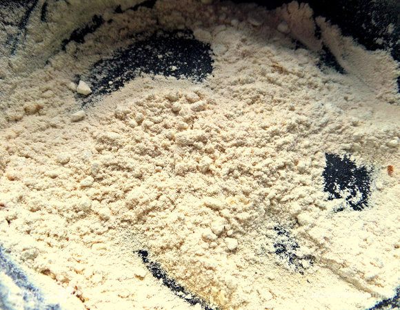 Наконец переходим к подливе! Обжариваем муку на сухой сковороде с толстым дном до кремового цвета. Можно обжарить заранее,сложить в 0,5 л баночку и брать на подливки, кто любит!