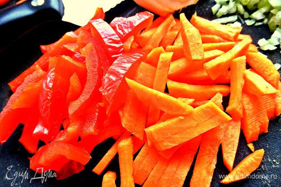 Соломкой нарезаем морковку и сладкий перец.