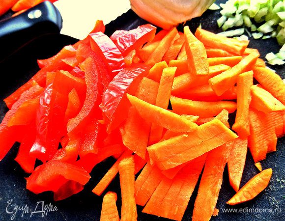 Соломкой нарезаем морковку и сладкий перец.