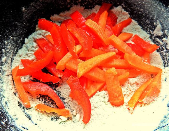 Отправим их в муку, не снимая с огня.