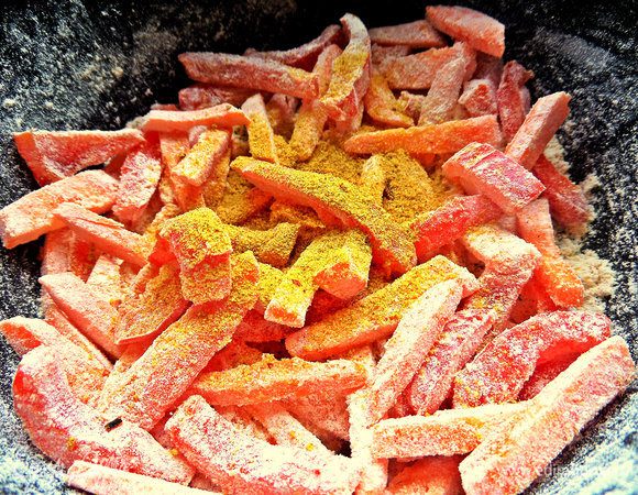 Хорошенько прогреть с приправами. Я использовала ароматный микс: куркума, карри, чеснок, лук, фенхель, соль, сахар, имбирь, кумин, кайенский перец.