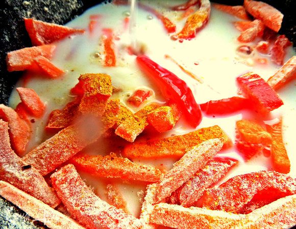 Влить сливки (брала для кофе 10%), жирные разбавить водой или бульоном.