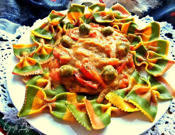 Подаём так это блюдо: сначала гарнир, в центре-соус.