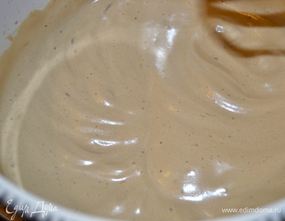 Яйца, комнатной температуры,взбить с сахаром до увеличения объема. Добавить муку.