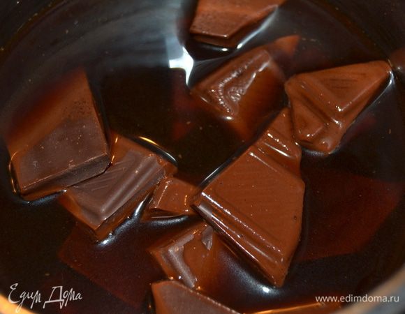 Шоколад поломать, положить в сотейник и залить горячим кофе.