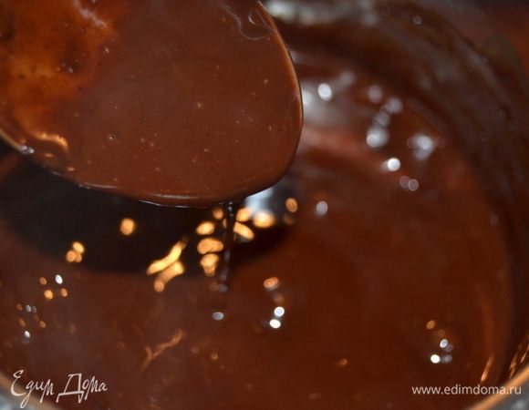 Прогреть на тихом огне, до растворения шоколада и загустения массы.