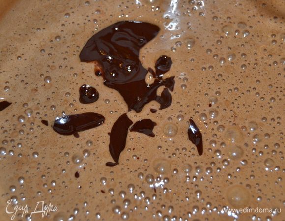 Влить горячий шоколад в яичную смесь. Взбить.