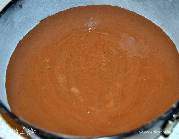 Форму, у меня диаметр 21 см, смазать маслом и припорошить мукой. Но лучше,думаю застелить пергаментом. Вылить тесто и выпекать минут 20-30 в разогретой до 170-180 гр духовке.