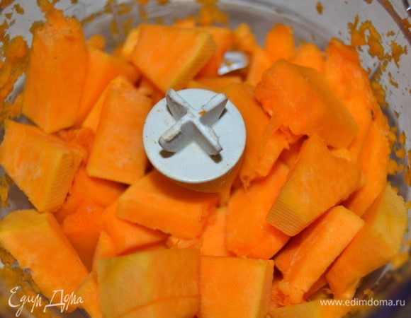 Тем временем займемся тыквой. Режем на кусочки и пытаемся измельчить в блендере. Желатин залить холодной водой и оставить набухать.