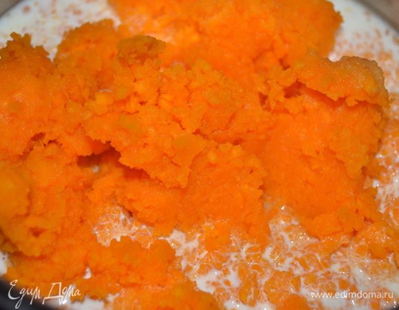 Перекладываем полупюре в сотейник и заливаем молоком. Сахар я не добавляла, тыква у меня попалась достаточно сладкая. Варим тыкву в молоке до мягкости и податливости.