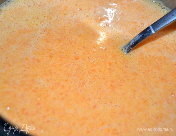 Когда тыква стала мягкой, добавляем желатин, снимаем с огня, перемешиваем.