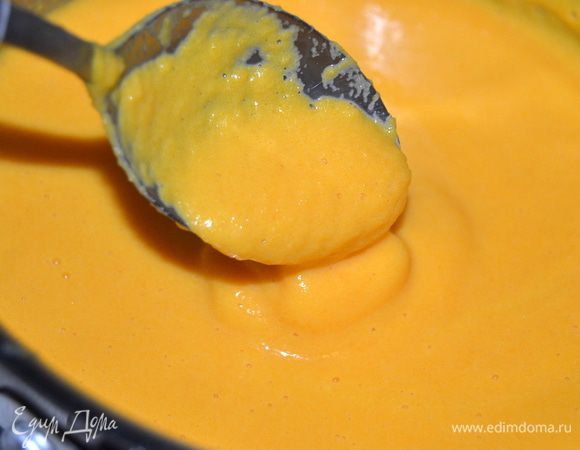 Но консистенция остается не равномерной, по этому переливаем массу в высокую ёмкость и пробиваем погружным блендером. Получаем, что хотим. Остудить.