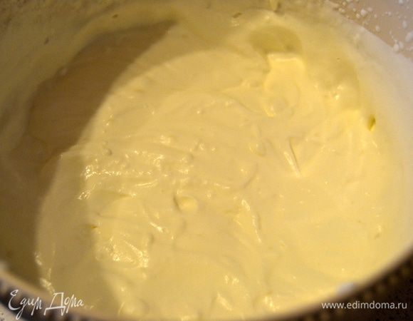 Сливки взбить до загустения. Соединить с тыквенной массой, перемешать венчиком.