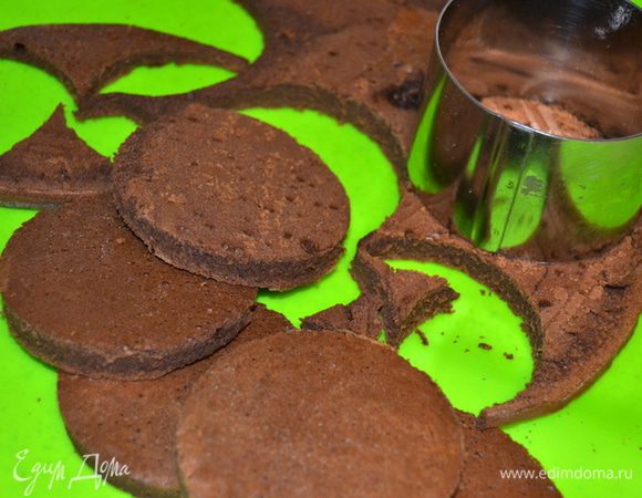 Из теста вырезаем шайбы, у меня получилось 7 штучек (т.е. на 3 пирожных). На самом деле, изначально мне нужен был шоколадный корж для крошки, в другое блюдо. Соответственно целого мне было много, обрезки я припрятала, а шайбочки пошли в пирожное. Вот так и родился этот рецепт. Для полноценных 6 пирожных нужно будет увеличить ингредиенты для коржа в два раза. Мусса у меня осталось (учитывая мою не скромную дегустацию) еще на 3 пирожных.